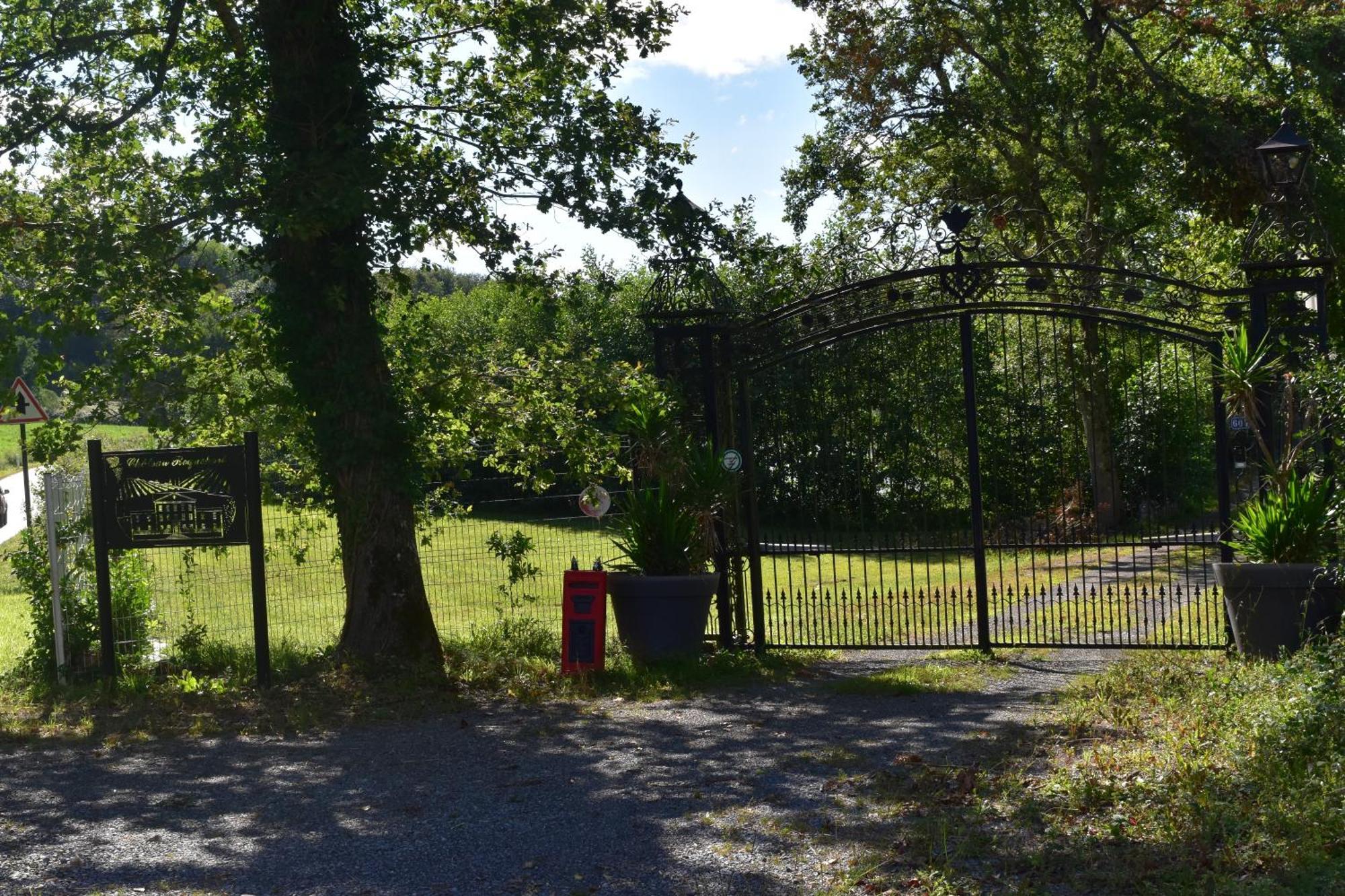 Chateau Roquehort Avec Ev Recharge Point 22Kw Monein Bagian luar foto
